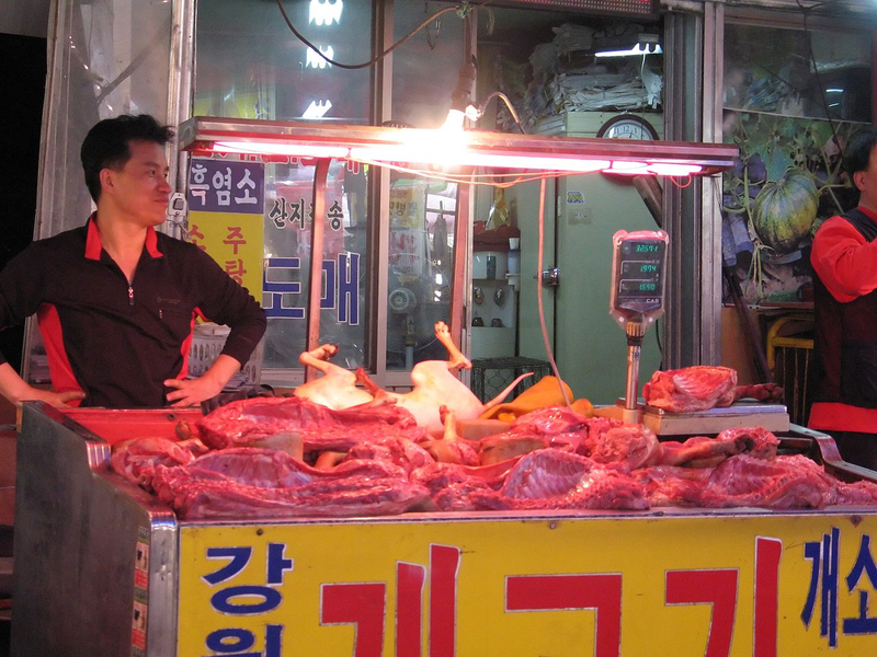 Mercado de Gyeongdong con la venta de carne de perro. Wikimedia Commons